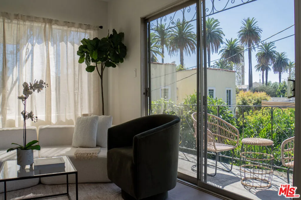 4579 Ambrose Avenue 8, Los Angeles, California 90027 home-pic-16